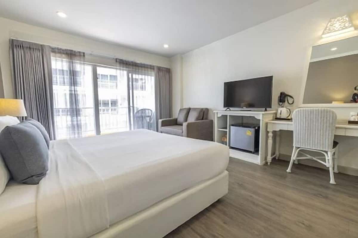 In-room safe, individually decorated, individually furnished, desk