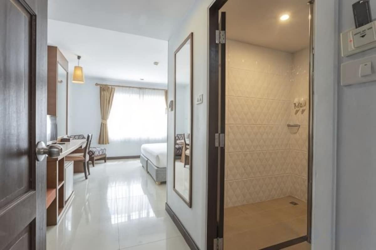 In-room safe, desk, soundproofing, WiFi (free)