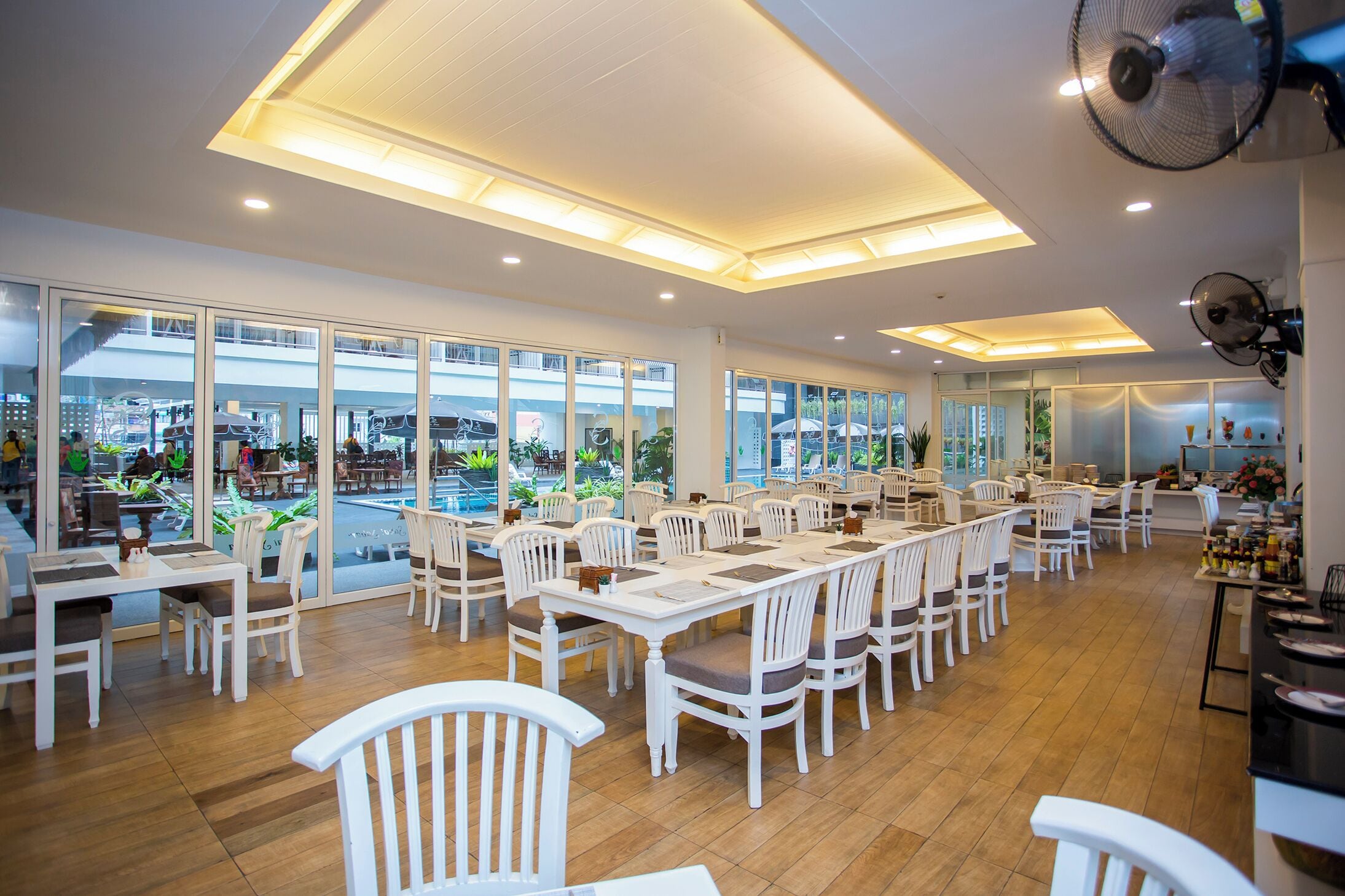 Se ofrece un desayuno bufé (350 THB por persona)