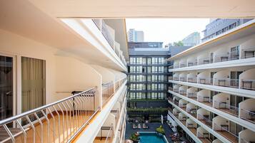 Deluxe driepersoonskamer, uitzicht op zwembad | Terras