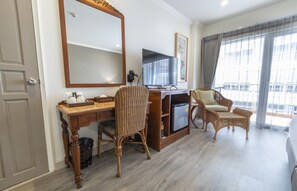 Rom – deluxe, 2 soverom, rom vegg-i-vegg | Safe på rommet, individuelt dekorert, individuelt innredet og skrivebord