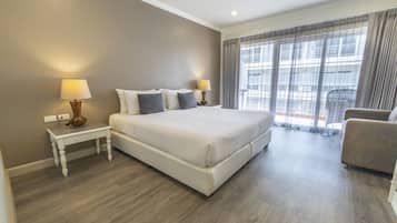 Chambre Double Deluxe, balcon, vue piscine | Coffres-forts dans les chambres, décoration personnalisée