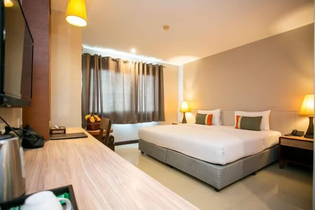 In-room safe, desk, soundproofing, WiFi (free)