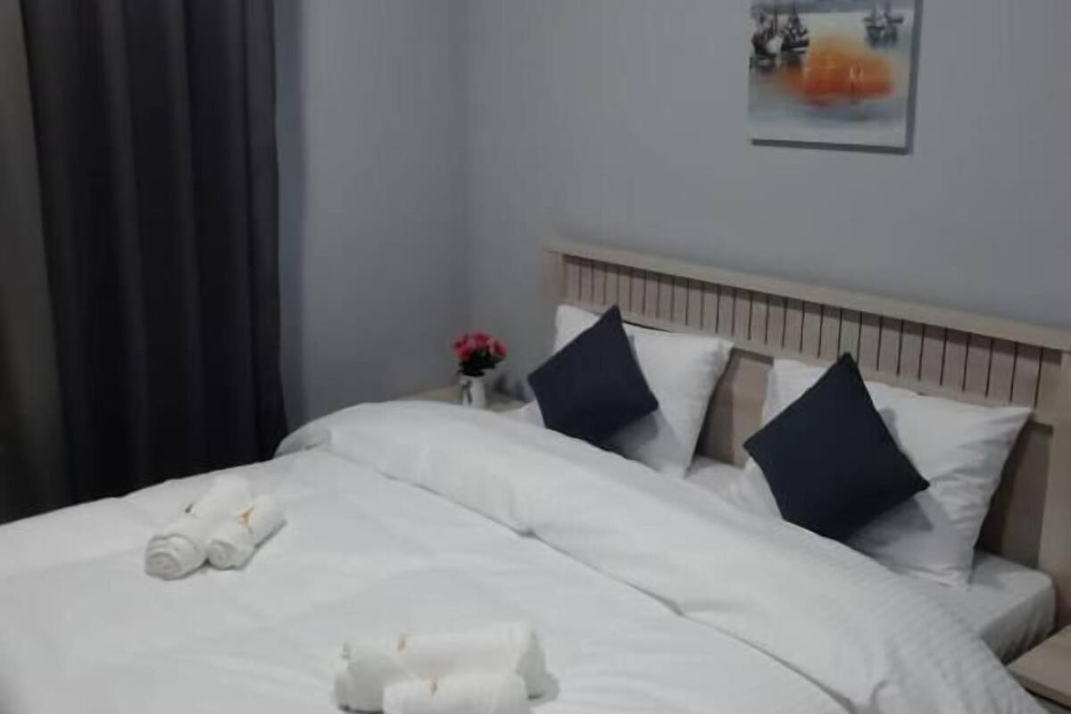 Studio | 1 bedroom, in-room safe, iron/ironing board, free WiFi