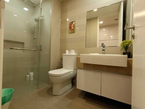 Douche, séchoir à cheveux, bidet, serviettes fournies