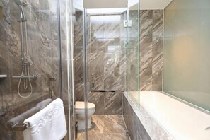A bathroom with a glass-enclosed shower, a toilet, and a bathtub. - Qingmu Select Hotel (Liyang Tianmu Lake Scenic Area) (Liyang)