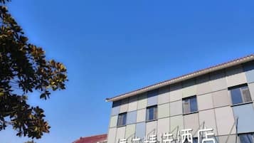 Un edificio con fachada de tejas y múltiples ventanas.