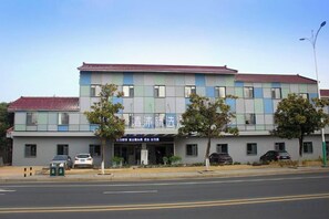 A multi-story building with a flat facade, several windows, and a red roof. - Qingmu Select Hotel (Liyang Tianmu Lake Scenic Area) (Liyang)