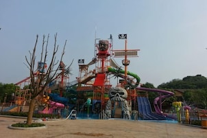 Un parque infantil con toboganes y estructuras para escalar.
