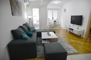 Smart TV, books - Modern & Cozy near City Center ~ Balcony ~ Parking (Skopje)