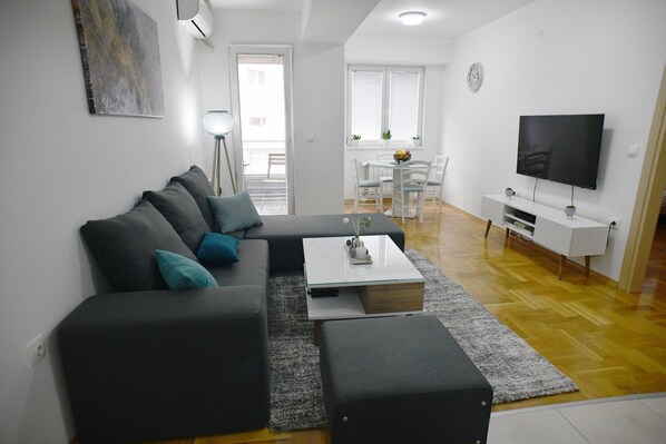 Smart TV, books - Modern & Cozy near City Center ~ Balcony ~ Parking (Skopje)