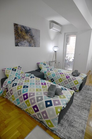 1 bedroom, desk, soundproofing, iron/ironing board - Modern & Cozy near City Center ~ Balcony ~ Parking (Skopje)
