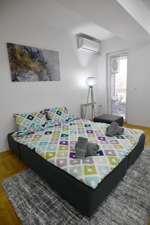 1 bedroom, desk, soundproofing, iron/ironing board - Modern & Cozy near City Center ~ Balcony ~ Parking (Skopje)