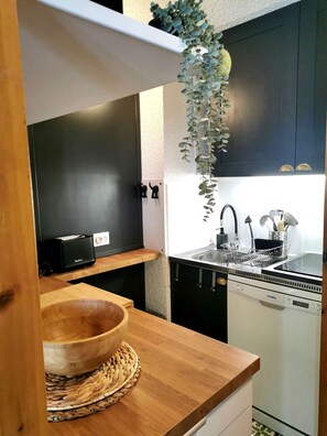 ثلاجة، ميكروويف، غسالة أطباق، محمصة خبز