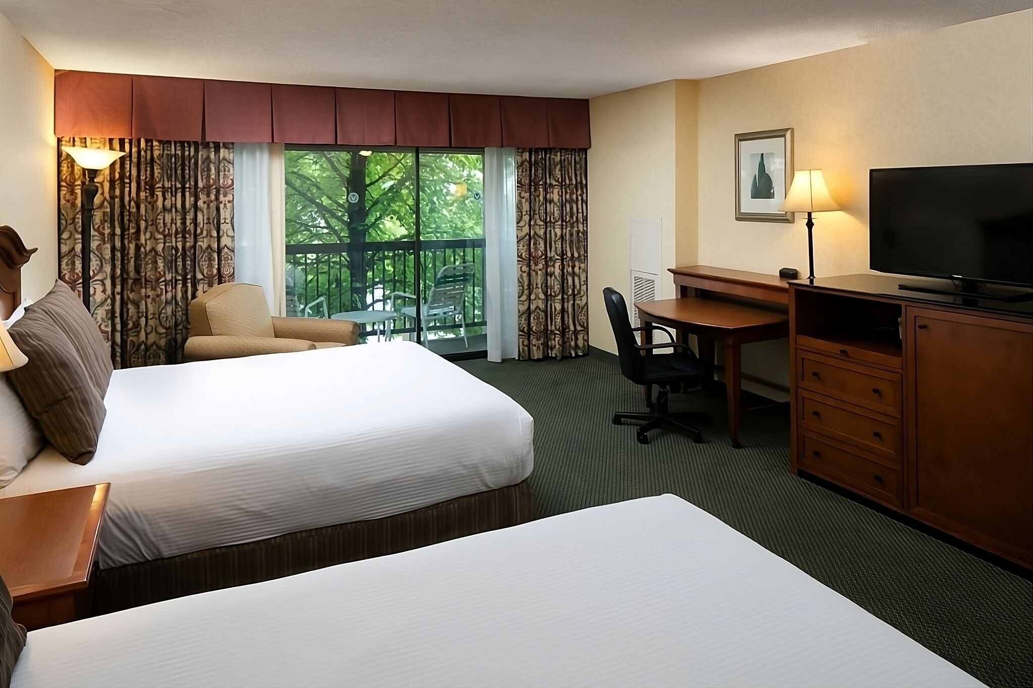 2 Spacious Units! Outdoor Pool, FREE Parking, Pets Allowed, Near Sundial Bridge!