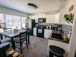 Fridge, microwave, oven, stovetop - The Green Leaf Cottage of Wichita (Wichita)