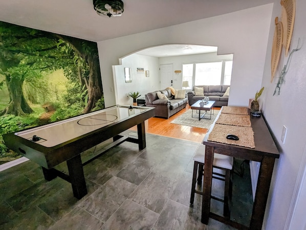 Game room - The Green Leaf Cottage of Wichita (Wichita)