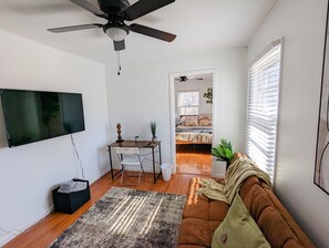 TV, foosball, offices, computer monitors - The Green Leaf Cottage of Wichita (Wichita)
