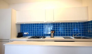 ثلاجة، ميكروويف، فرن، موقد طهي مسطح