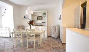 Dining - In an optimal position a stone's throw from the sea (Marina di Campo)