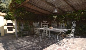 Outdoor dining - In an optimal position a stone's throw from the sea (Marina di Campo)