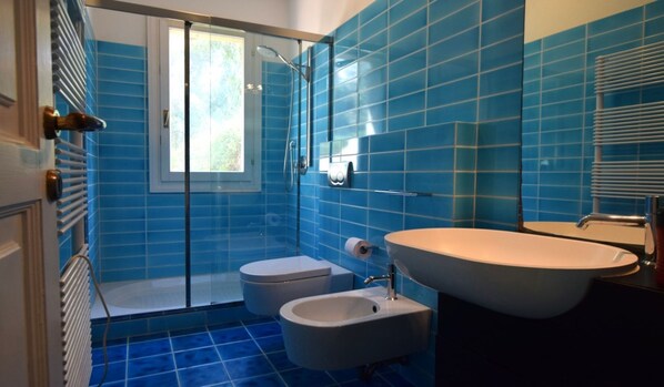 Shower, towels, toilet paper - In an optimal position a stone's throw from the sea (Marina di Campo)