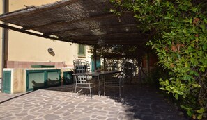 تناول الطعام بالخارج