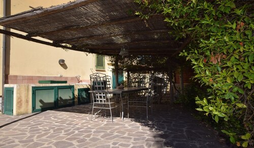 In an optimal position a stone's throw from the sea