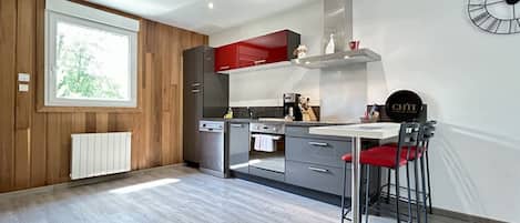 Jääkaappi, mikroaaltouuni, uuni, liesi