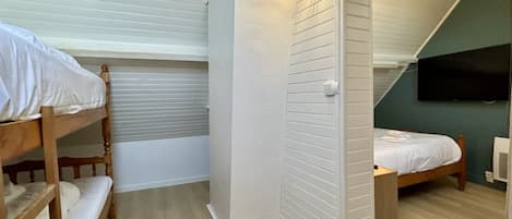 2 bedrooms, WiFi, bed sheets