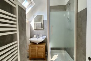 Een douche, een haardroger, handdoeken