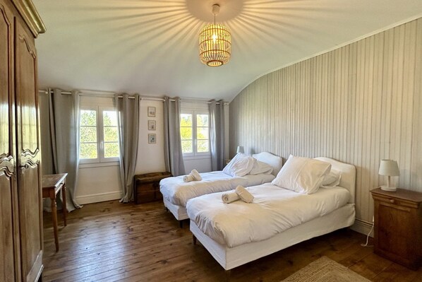 3 bedrooms, desk, iron/ironing board, travel crib