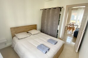 1 bedroom, travel crib, bed sheets