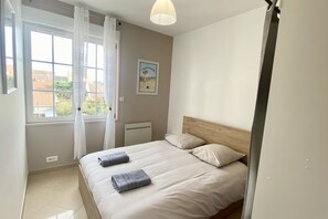 1 bedroom, travel crib, bed sheets