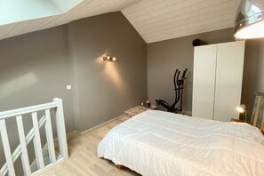 2 habitaciones, tabla de planchar con plancha, cuna de viaje y wifi 