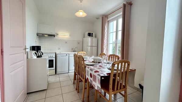 Kühlschrank, Mikrowelle, Ofen, Geschirrspüler