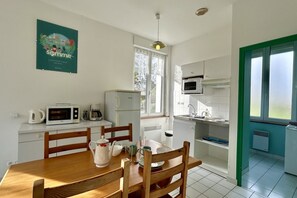 Fridge, microwave, oven, coffee/tea maker