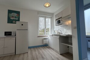 Fridge, microwave, oven, coffee/tea maker