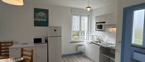 Refrigerador, microondas, horno, cafetera/tetera