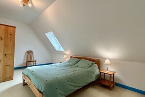 2 chambres, fer et planche à repasser, literie fournie