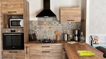 Een koelkast, een microgolfoven, een oven, een kookplaat