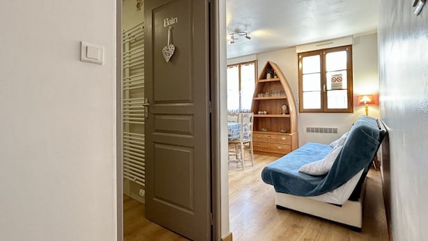 Une chambre à coucher avec un lit, une armoire, un bureau et une chaise.