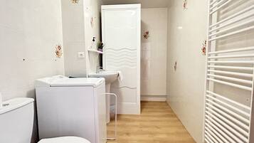Douche, serviettes fournies