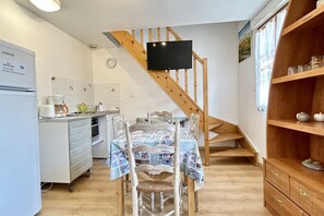 Fridge, microwave, coffee/tea maker, highchair