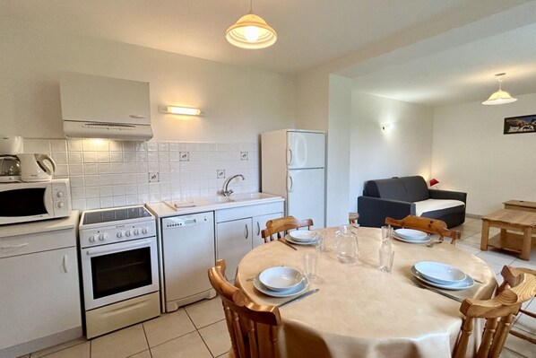 Microwave, oven, dishwasher, coffee/tea maker