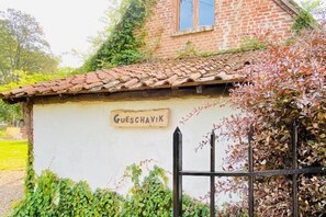 Property grounds - Gueschavik, magnificent renovated farmhouse for 8 people (Gueschart)