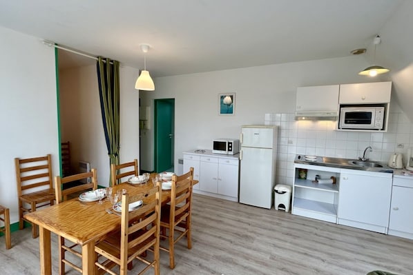 Fridge, microwave, oven, coffee/tea maker