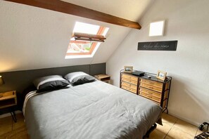 Desk, travel crib, WiFi, bed sheets