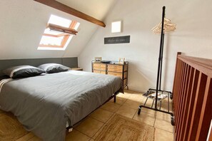 Bureau, lit parapluie, Wi-Fi, draps fournis