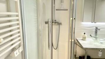 Douche, sĂšche-cheveux